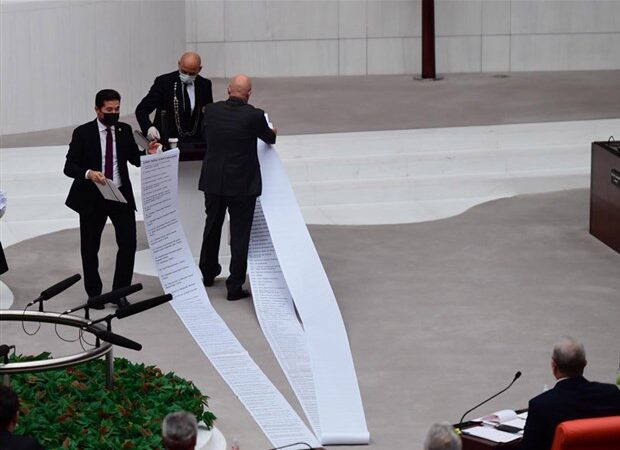 AKP’nin ülkede sattığı kamu mallarının listesi 13 metreyi buldu