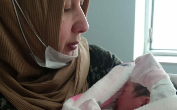 Bir günlük bebek aileye teslim edildi: Sezaryenle doğum yapan Uluçam, hastanede gözaltına alındı