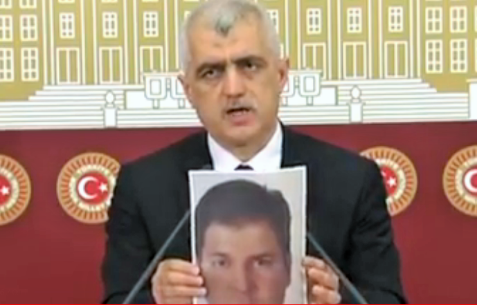 Gergerlioğlu, Oktay’a, Yusuf Bilge Tunç’u sordu: Suçluluk psikolojisiyle mi bu fotoğrafa bakmıyorsunuz?