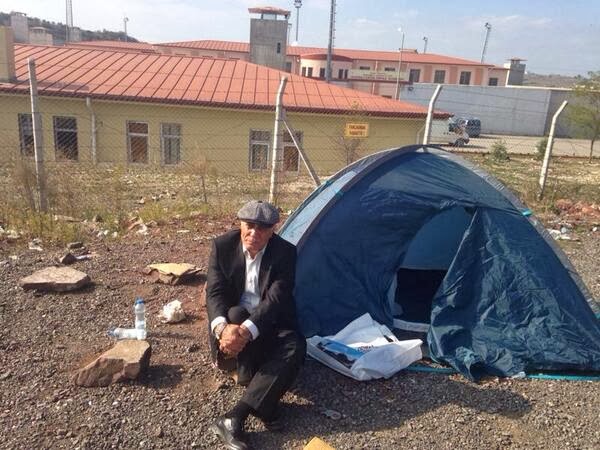 Mahmut Alınak çıplak aramalara karşı ‘insan hakları nöbeti’ne başladı