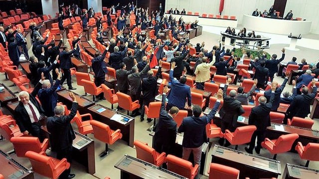 ‘Çıplak arama’ 22 milletvekilinin 22 soru önergesiyle TBMM gündeminde