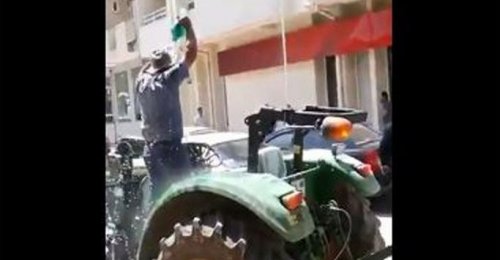 Borcunu ödeyemeyen çiftçi banka önünde kendini yakmaya çalıştı