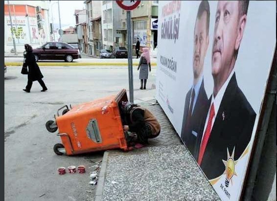 Kuru ekmeği yeterli gören AKP iktidarında insanlar çöpten topladığı sebze ve meyveyi yiyor