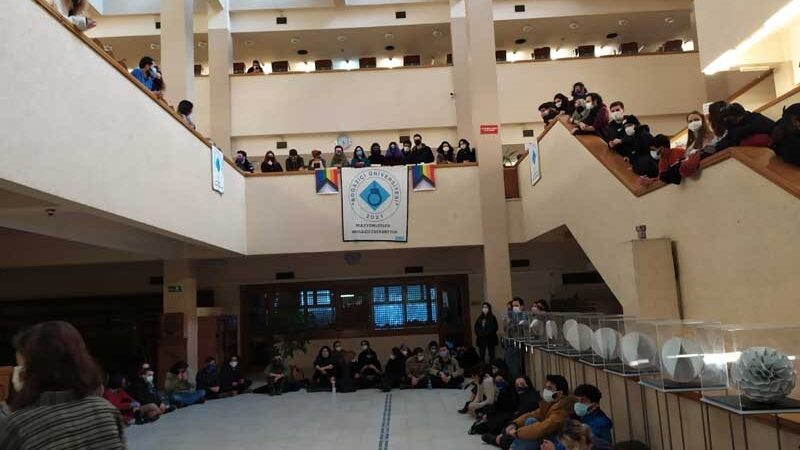 Forum yaparken elektrikleri kesilen Boğaziçi öğrenciler: Işığı biz yakacağız