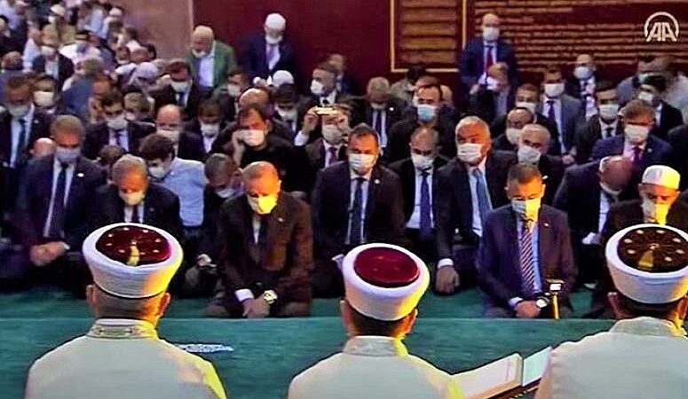 Erdoğan’ı gören cemaat Kur’an dinlemeyi bırakıp slogan attı