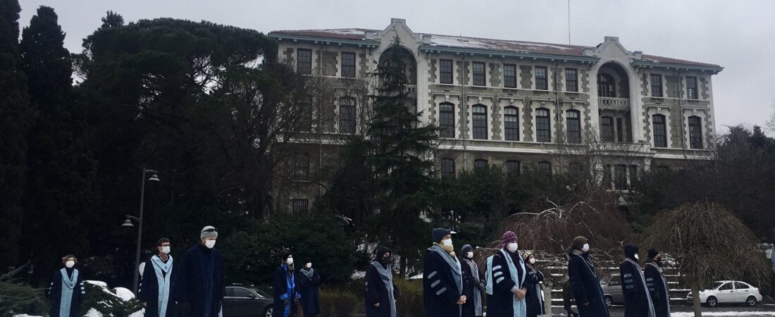 Boğaziçi’nde 33. nöbet: Karlı havaya rağmen rektörlük binasına sırtını döndüler