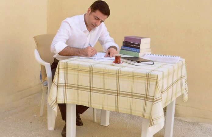 Demirtaş, cezaevinden yazdı: Barış ve birlikte yaşam dışında seçeneğimiz yok