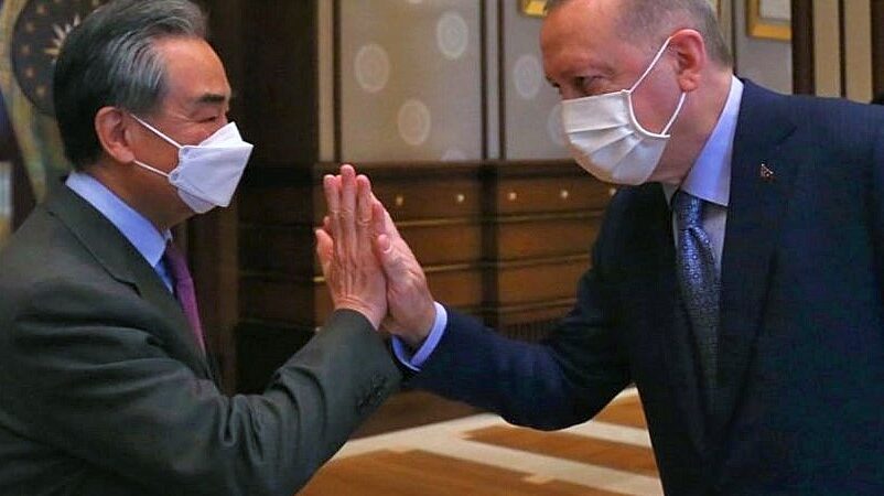 Çin Dışişleri Bakanıyla el ele, Doğu Türkistan Milli Meclis Başkanı Tümtürk’e gözetim altı