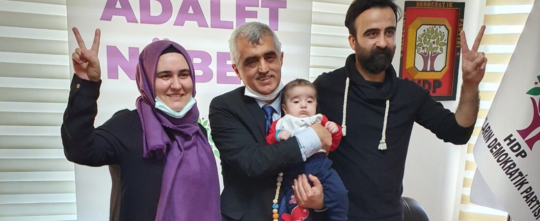 Anlamlı ziyaret: Doğumhaneda gözaltına alınan anne, bebeğiyle Gergerlioğlu’nu yalnız bırakmadı