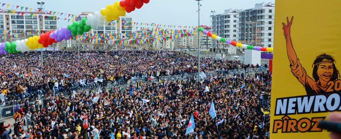 Newroz meydanlarından kapatma mesaj: Diyarbakır’da son 10 yılın en büyük kitlesel kutlaması