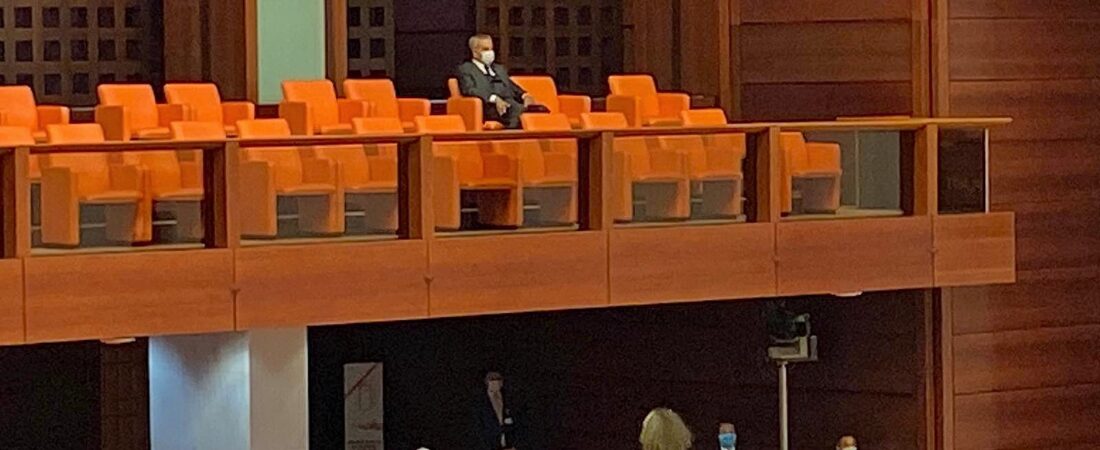 Özgül ağırlığı kalmadı: Bülent Arınç, 23 Nisan Özel Oturumu’nu diplomatlara ayrılan yerde tek başına izledi
