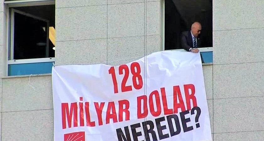 Tanal, “128 milyar dolar nerede?” pankartını TBMM’ye astı