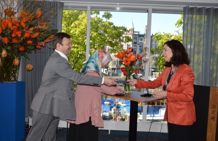 Hizmet Gönüllüleri adına aldık: Hollanda Kraliyet Nişanı, bu yıl Yılmaz ailesine verildi