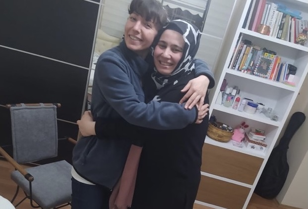 Nazan Bozkurt tahliye edildi: Harbiyeli öğrencinin annesi Melek Çetinkaya karşıladı