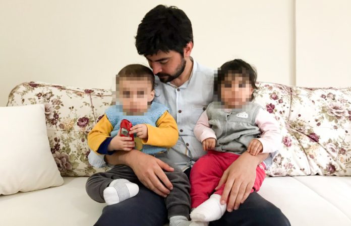 AKP’nin bebek işkencesi sürüyor: 13 aylık ikiz bebek sahibi anne tutuklandı, eşi hukuk çağrısı yaptı
