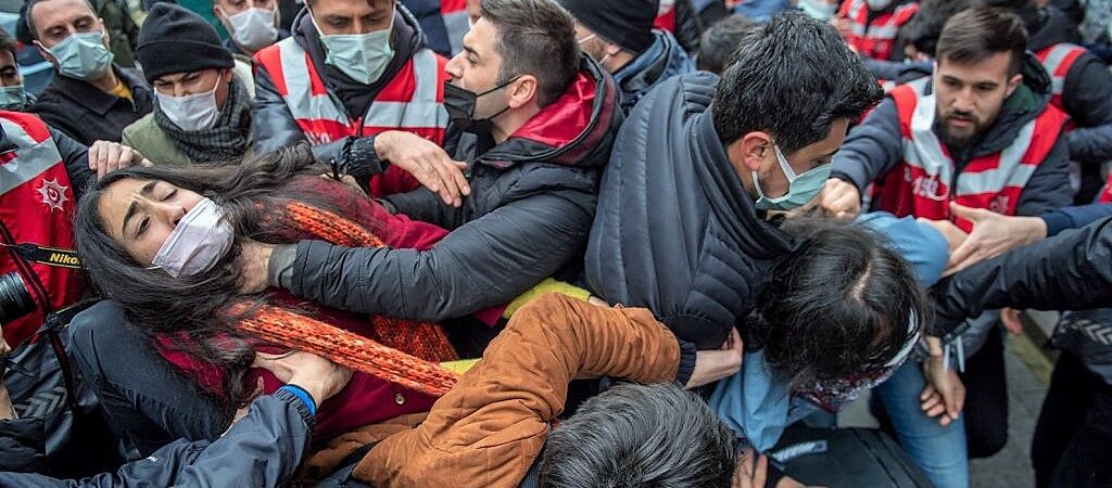 Kadıköy’de kayyım şiddeti: Polis öğrencilere, biber gazı sıktı ve darp etti