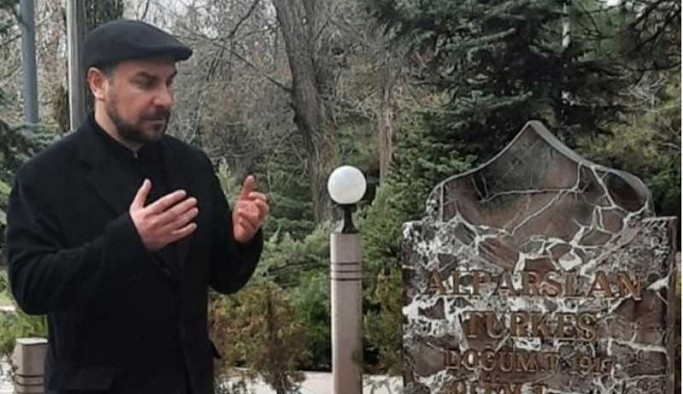 Babasının mezarlığına sokulmayan Türkeş’in oğlu: Babam Bahçeli’ye ajan derdi, şikayetçiyim