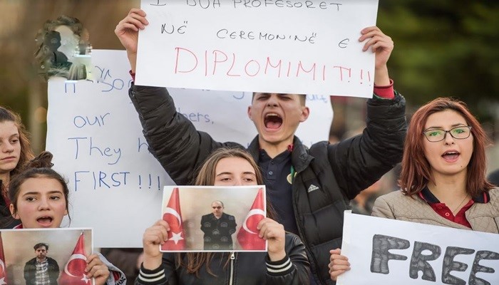 Gücünüz yine öğretmene mi yetti?