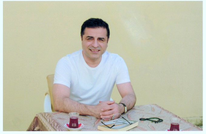 Demirtaş’a gülümsediği için yeni kimlik kartı verilmedi