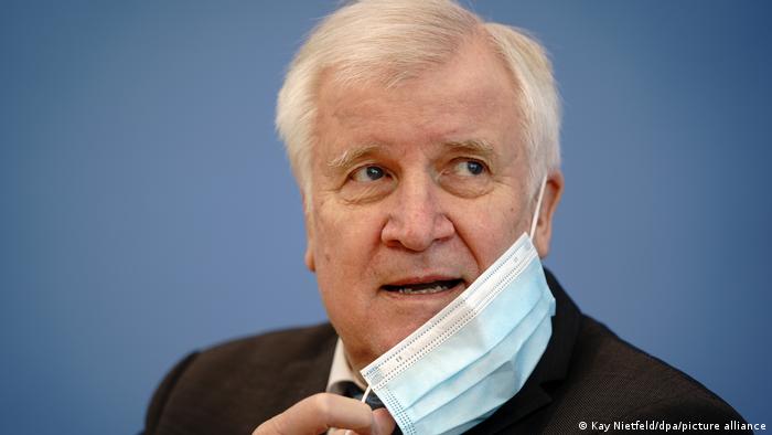 Almanya içişleri Bakanı Horst Seehofer koronavirüse yakalandı