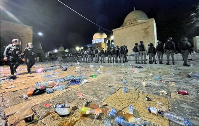 İsrail polisinden Mescid-i Aksa’ya saldırı: 200’den fazla Filistinli yaralı
