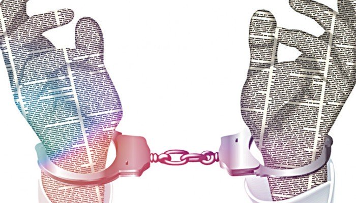 Yolsuzluk haberinden sonra evi 3 kez basılan gazeteci mesleği bıraktı