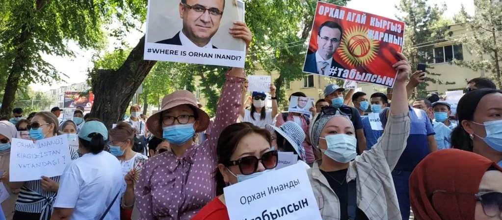 Halk Bişkek Türk Büyükelçiliği önünde nöbette: “Orhan İnandı nerede?”