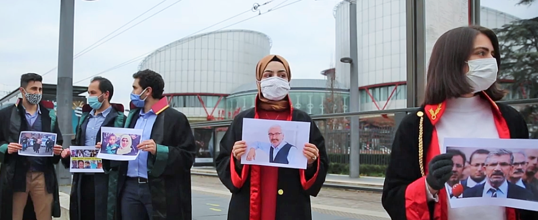 AİHM’in önünde hukuk mücadelesi: Türkiye mağduru bir gurup Avukat, ‘Koşulsuz Adalet Hareketi’ nöbetinde