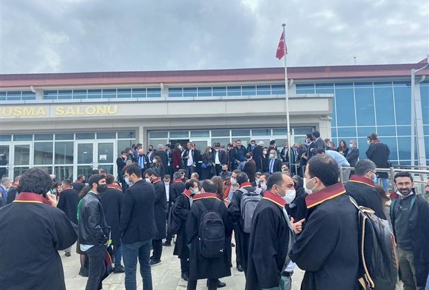 Kobane davasında HDP’li vekile saldırı girişimi: Para karşılığında slogan atanlar susturamazsınız