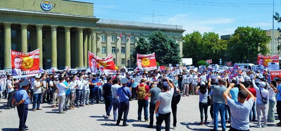 Orhan İnandı için Kırgızistan ayakta : Kalabalık Meclis binası önünde toplandı