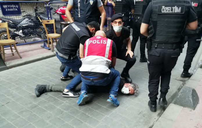 AFP foto muhabiri böyle gözaltına alındı: Nefes alamıyorum!