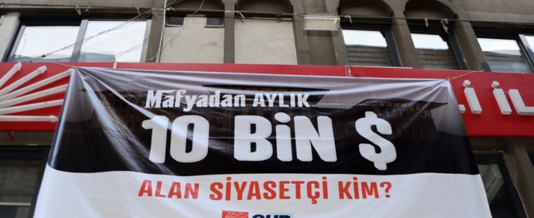 Daha önce “128 milyar dolar nerede?” pankartını asmıştı: CHP’den mafyadan’10 bin dolar alan siyasetçi kim?’ pankartı