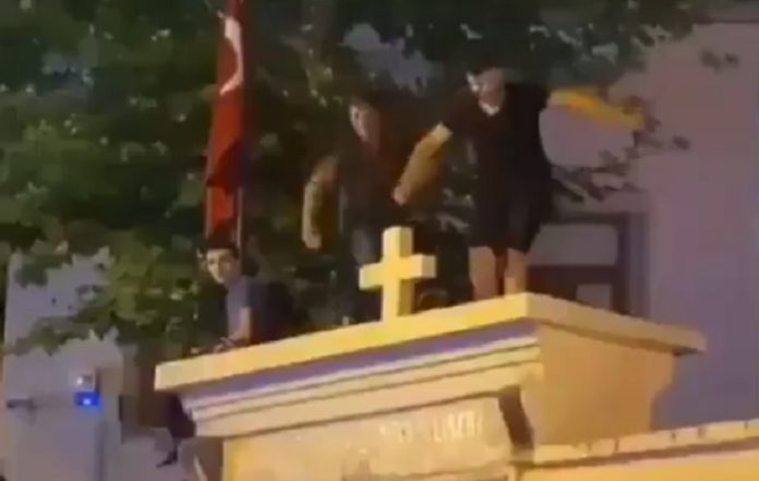 Ermeni Kilisesi’nin üzerinde tepindiler: Milletvekili Garo Paylan, yapanları ve yol verenleri kınadı