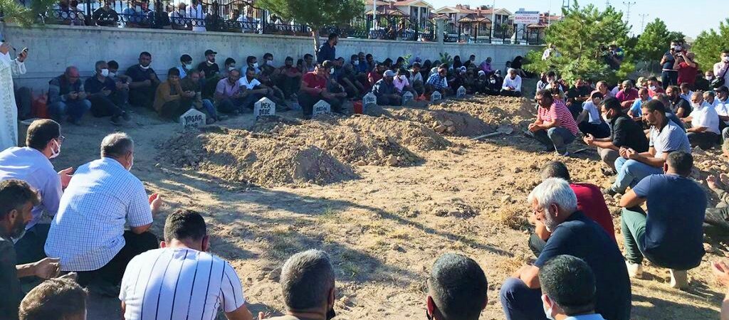 Irkçı katilam göz göre göre geldi: Konya’da katledilen Dedeoğullarının 7 aile üyesi toprağa verildi