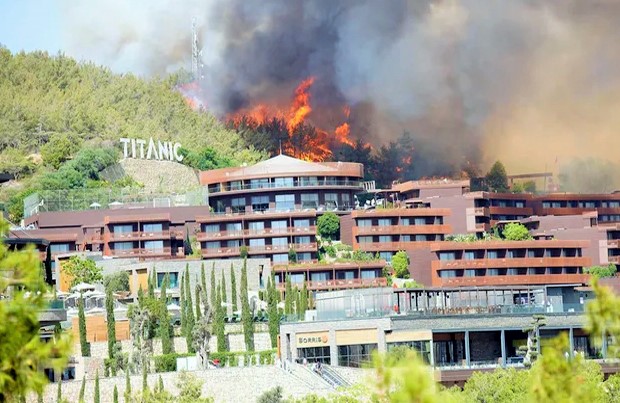 Bodrum’da alevler oteli sardı, yollar kapandı, denizde can pazarı yaşandı
