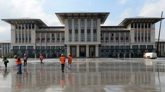 Saray’da cinsiyetçi müdahale ve mobing: Mahkeme, Genel Müdür Ağaoğlu’nun, Esra Sarı’ya yaklaşmamasına hükmetti