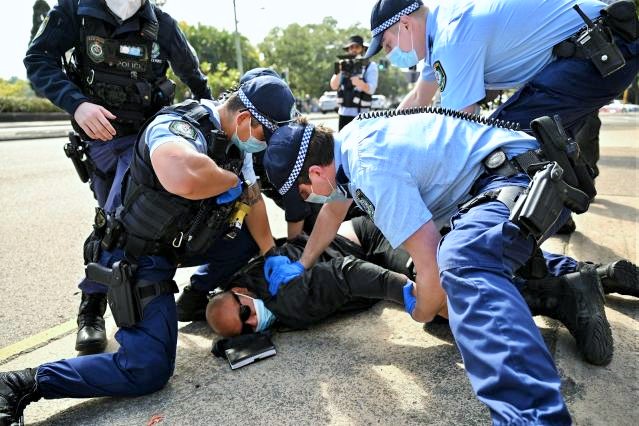218 kişiye gözaltı: Melbourne’de  Covid-19 protestolarına polis müdahalesi