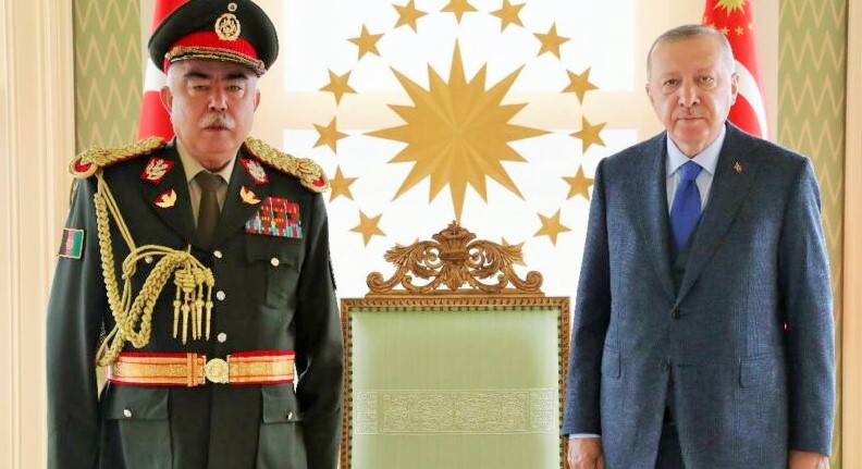 Taliban Raşid Dostum’un sarayında: Türkiye’ye yakın iki Afgan lider ülkeden kaçtı