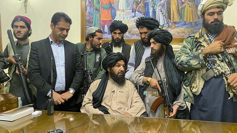 Ülke Cumhurbaşkanı Tacikistan’da: Taliban Afgan Başkanlık Sarayı’nın kontrolünü ele geçirdi
