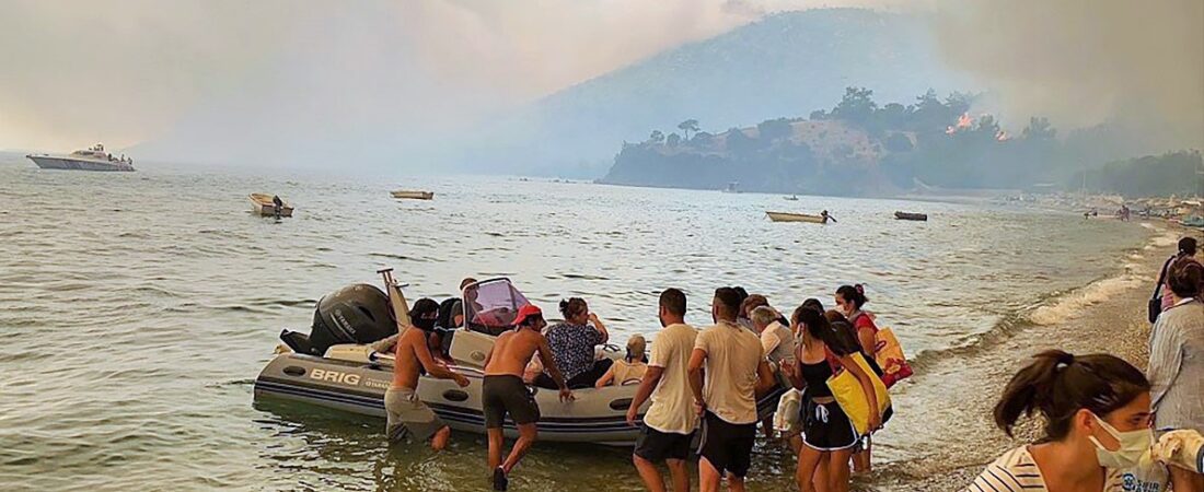 Alevler bölgeyi sardı, tahliye için çıkarma gemileri harekete geçti