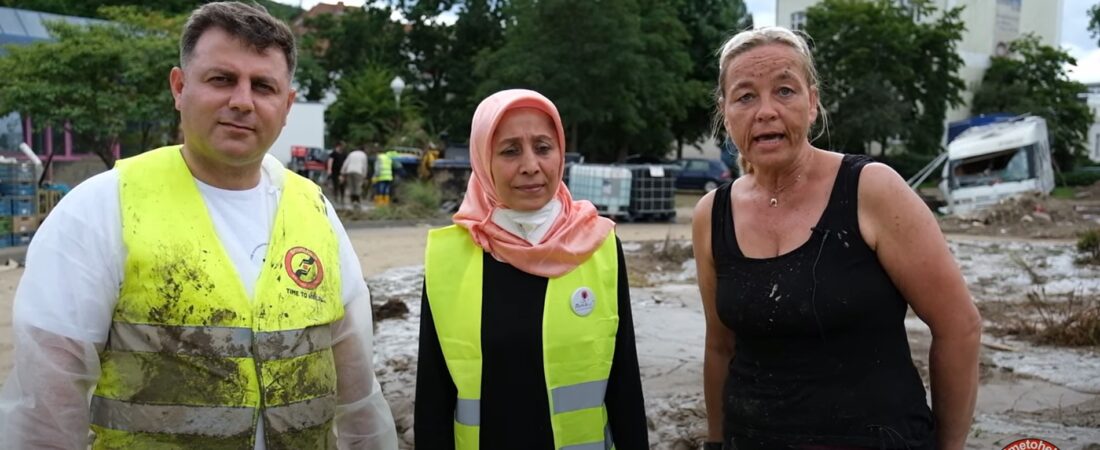 Türkiye’nin mağdurları nöbetleşe yardım ediyor: Almanya’nın yaşadığı sel felaketi sonrası çamur taşımaya koştular