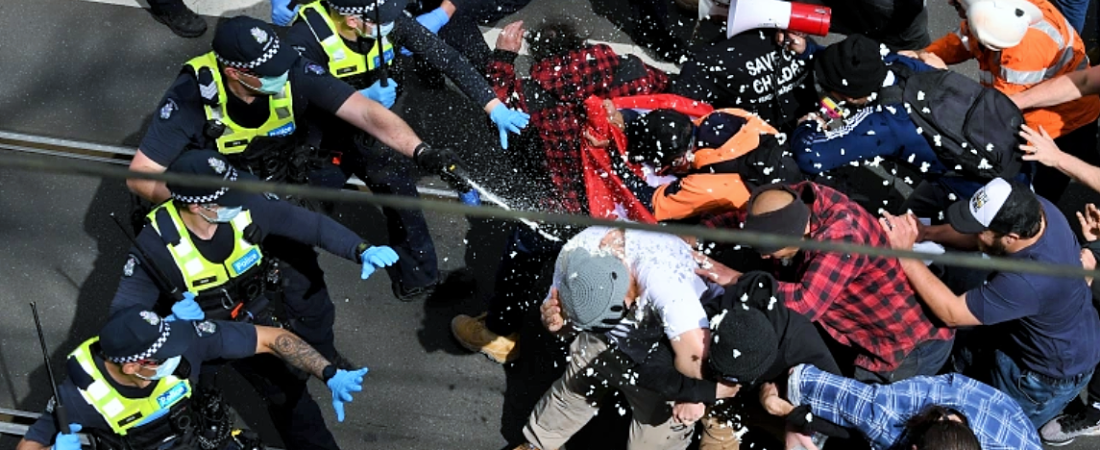 Avustralya’da karantina yasaklarını protesto eden göstericiler, polisle çatıştı: 267 gözaltı
