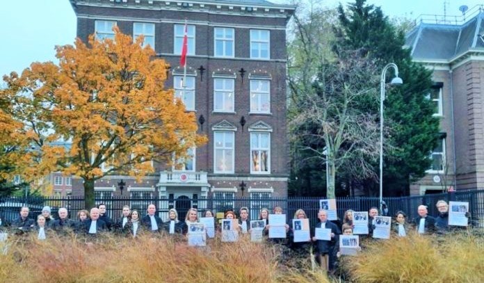 Amsterdam Barosu avukatlarından konsolosluğun önünde protesto: Meslektaşlarımızı derhal serbest bırakın