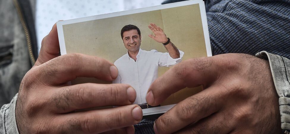 Demirtaş, muhalefet liderlerine: 300 bin nüfuslu cezaevlerini ziyaret etmeyi de düşünür müsünüz acaba?