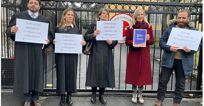 Elçilik tutuklu avukatların olduğunu inkar etti: Norveçli avukatlar Türkiye’nin Oslo Büyükelçiliği önünde eylem yaptı