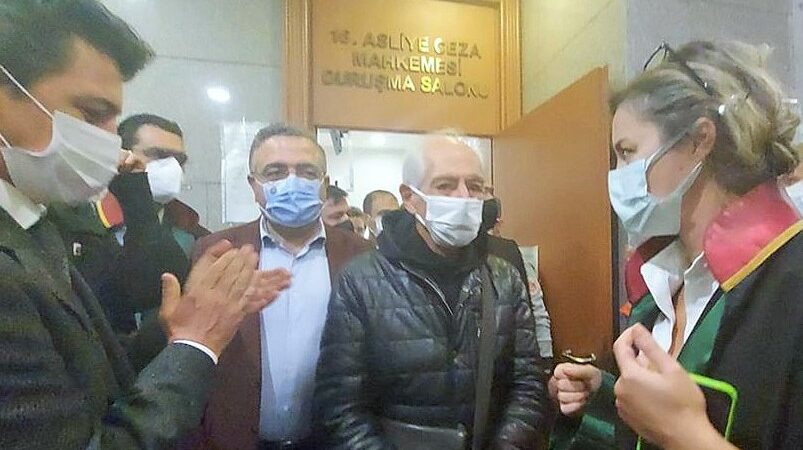 Sanatçı Genco Erkal, mahkemede: Erdoğan’ın diplomasını görmek istiyoruz, bunun nesi hakaret!