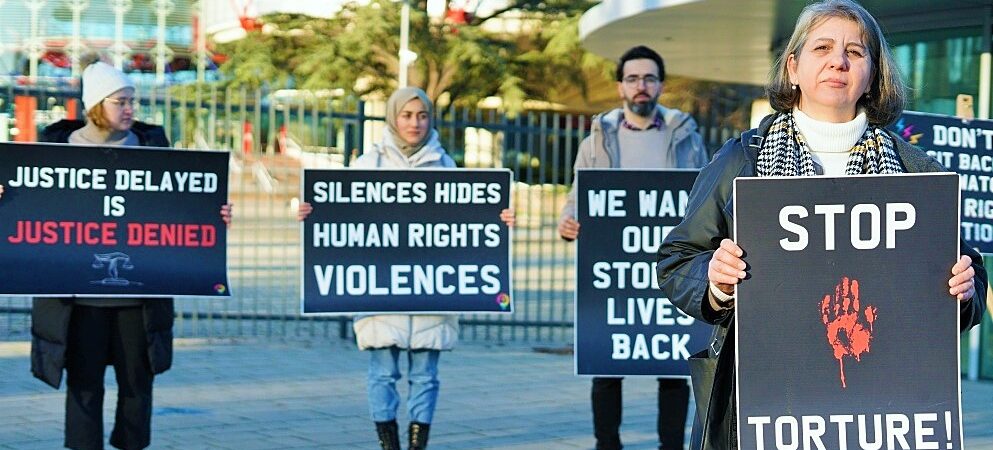 Koşulsuz Adalet Hareketi’nin 55. hafta nöbeti: Tutuklu emniyet müdürü Anadolu Atayün’ün eşi, AİHM’de yolsuzluk nöbeti tuttu