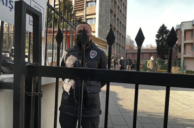 Kılıçdaroğlu’na Milli Eğitim Bakanlığı’nın kapıları da kapandı: Ziyaret öncesi zincirli kilit önlemi