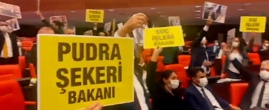 AKP’li Süleyman Soylu Meclis kürsüsüne çıktı: ‘Pudra şekeri’ pankartları açıldı