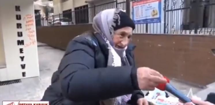 70’lik işportacı teyzeden iktidara ekonomi dersi: Bayrak  ve Kuran ile milleti kandırıyorlar